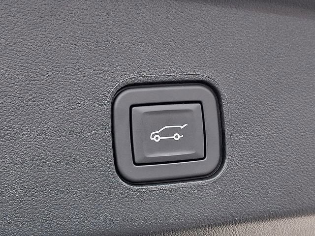 2025 Cadillac LYRIQ Luxury 1